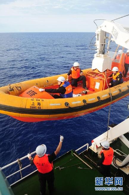 “海巡01”轮接到可疑物体信息 全速驶往疑似水域