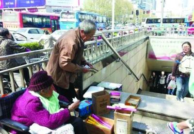 八旬老人带病妻摆摊5年：我答应过养活她一辈子
