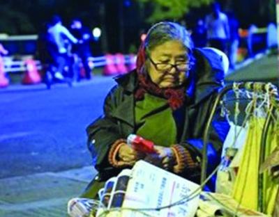 八旬老人带病妻摆摊5年：我答应过养活她一辈子