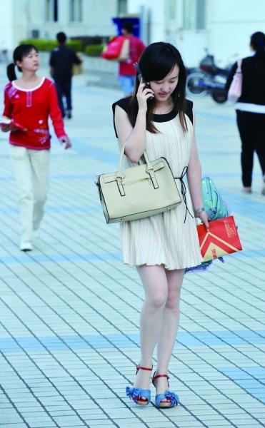 男生留言图书馆：女生穿着暴露影响学习