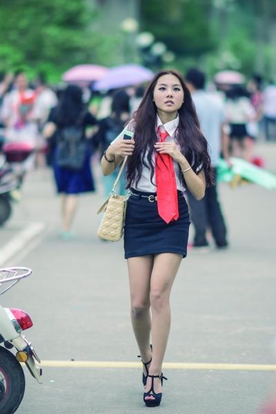 男生留言图书馆：女生穿着暴露影响学习