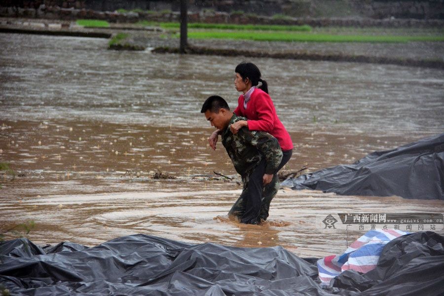 岑溪市受强降雨侵袭引发洪水 群众被困屋内(1/6)