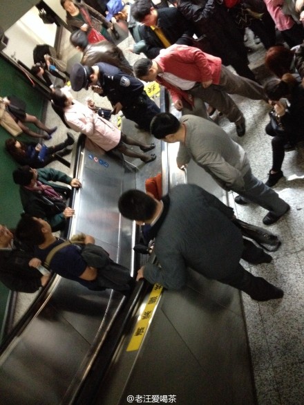 上海静安寺地铁换乘电梯逆行 12名乘客受伤