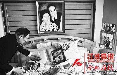 8旬老人将妻子骨灰放床头三年 每天对着照片吹口琴