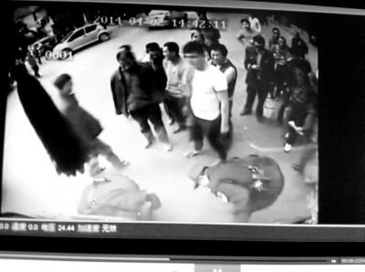 男子强拦公交欲上车被拒 钻车底躺40分钟(图)