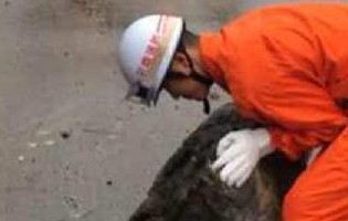 学生玩低俗游戏用老师下体蹭球门 遭致老师棍