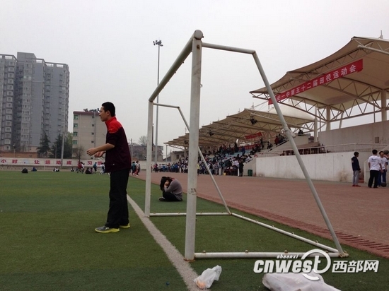 学生玩低俗游戏用老师下体蹭球门 遭致老师棍