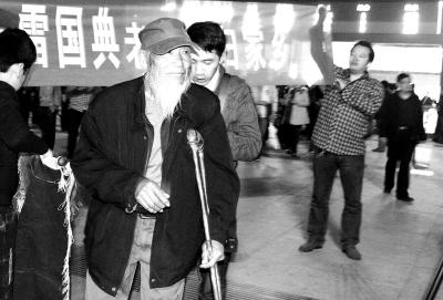 九旬抗战老兵因工伤致残 流落街头乞讨23载(图)