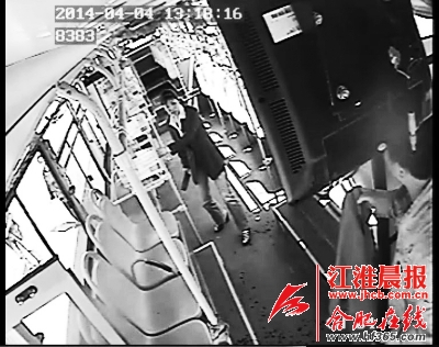 女子持菜刀在公交车内砍人 被司机制服(图)