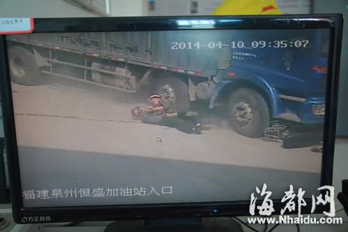 大货车撞倒电动车 七旬老父推开儿子被碾压身亡