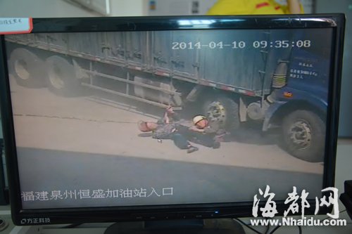 大货车撞倒电动车 七旬老父推开儿子被碾压身亡