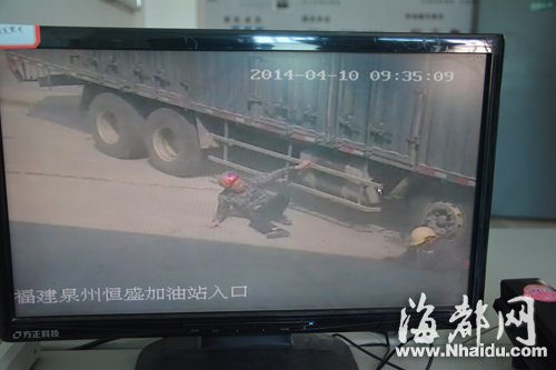 大货车撞倒电动车 七旬老父推开儿子被碾压身亡