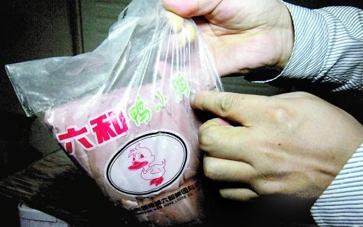 媒体曝重庆羊肉串黑作坊 鸭脯肉裹羊肉粉做成