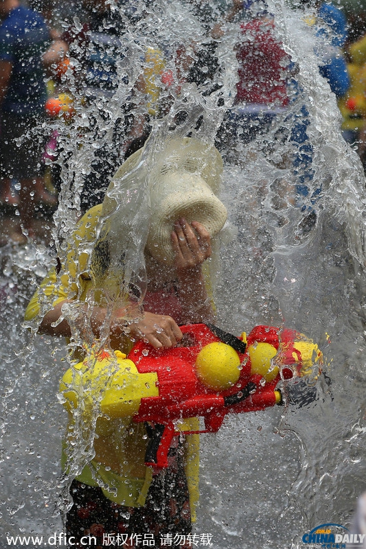 西双版纳:万人泼水喜迎傣历新年 欢腾场面蔚为壮观