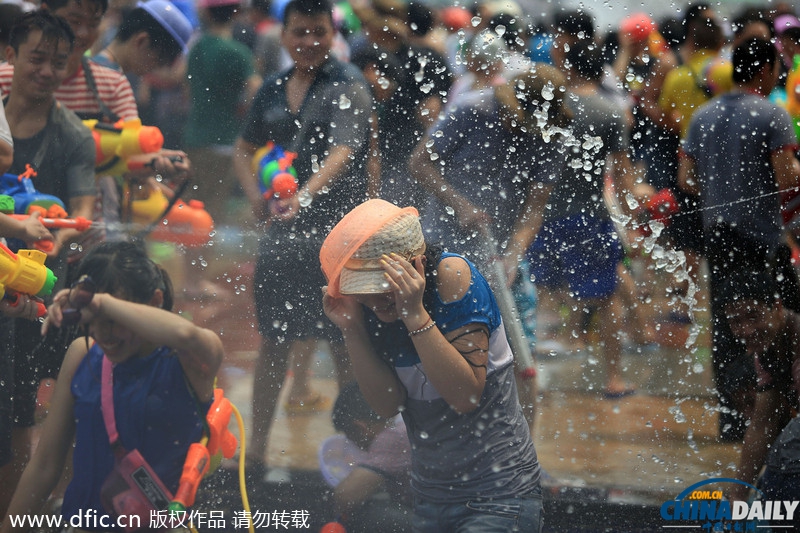 西双版纳:万人泼水喜迎傣历新年 欢腾场面蔚为壮观