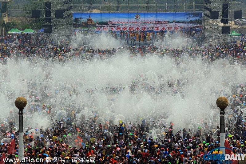 西双版纳:万人泼水喜迎傣历新年 欢腾场面蔚为壮观