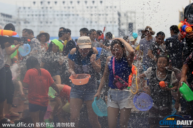 西双版纳:万人泼水喜迎傣历新年 欢腾场面蔚为壮观