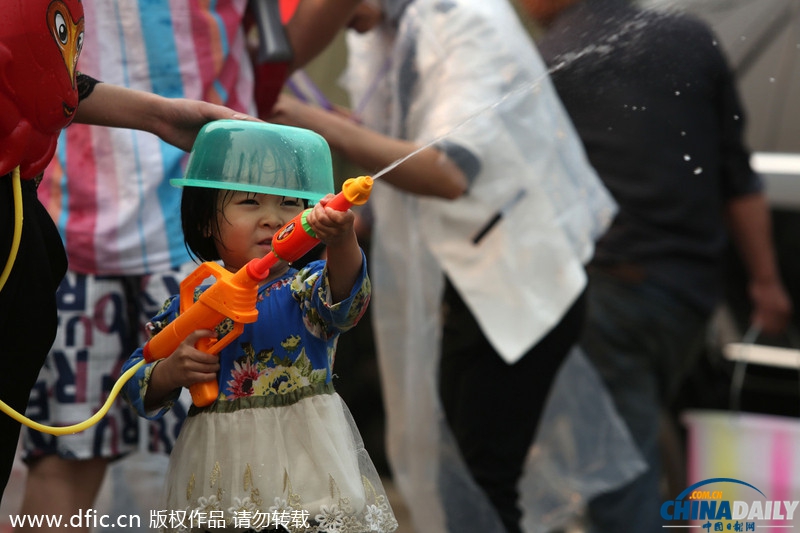 西双版纳:万人泼水喜迎傣历新年 欢腾场面蔚为壮观