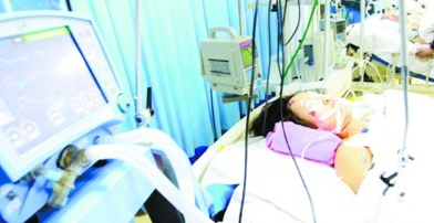 准新娘马路上拍婚纱照被撞致重度昏迷(图)