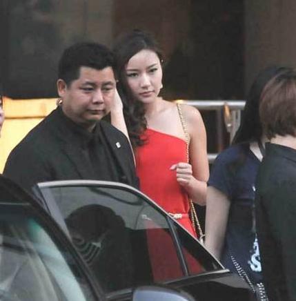 揭嫁得好的二三线女星 “可云”家别墅带瀑布
