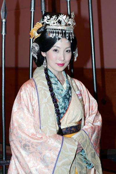 揭嫁得好的二三线女星 “可云”家别墅带瀑布