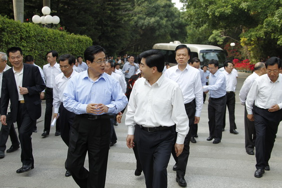 浙江省党政代表团到市莲花山公园向邓小平同志