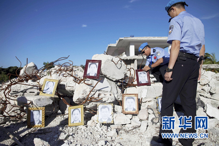 海地地震一周年 沉痛悼念8位中国维和英烈