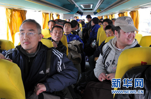 综合消息:在利比亚中国公民陆续撤离回国