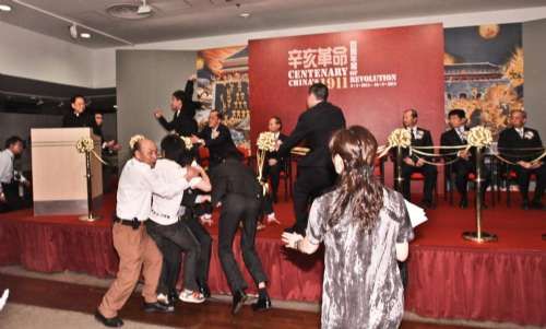 点图查看下一页 香港民主派成员示威撞伤特首被控扰乱公众秩序罪