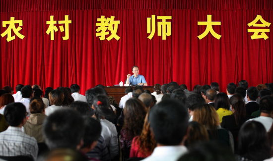 温家宝:将为中西部贫困农村中小学提供营养补助