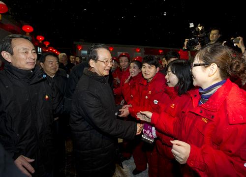 温家宝赴长庆油田看望石油工人