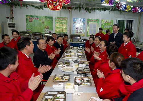 温家宝赴长庆油田看望石油工人
