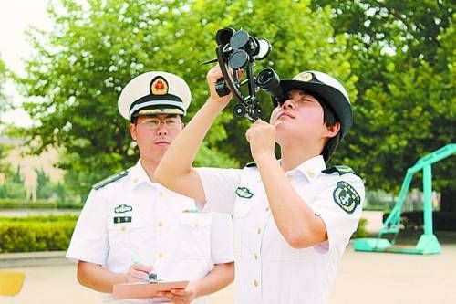 我国海军首批女舰员即将走上舰艇战斗岗位
