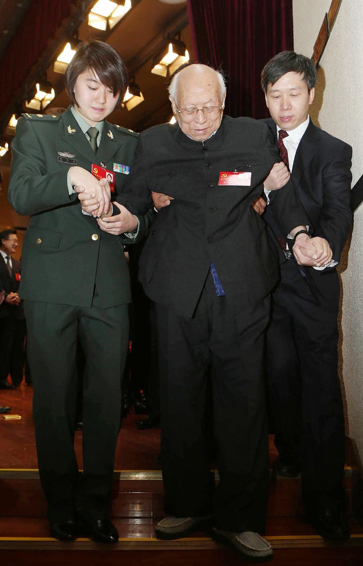 最年轻的代表焦刘洋搀扶最年长代表焦若愚