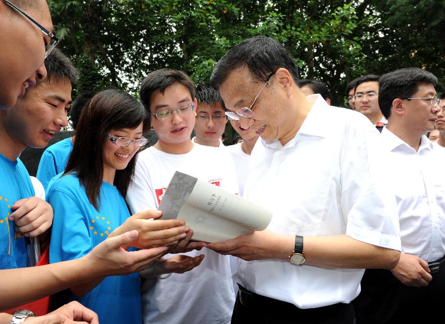 “万事民为先”——记中共中央政治局常委李克强