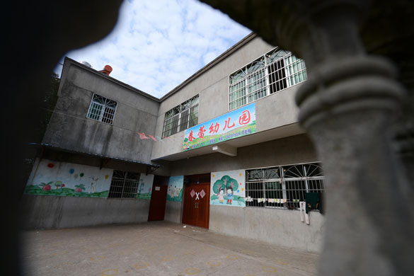 江西贵溪幼儿园校车侧翻事故相关责任人已被停职检查