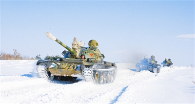 我军新型步战车亮相雪地驾驶训练（图）