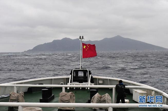 中国记者进钓鱼岛3海里海域拍摄岛屿全貌（组图）