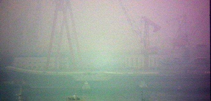 高清组图：辽宁舰雾中出港 或前往部署母港