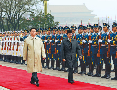 习近平同文莱苏丹哈桑纳尔会谈<BR>两国元首决定将中国与文莱关系提升为战略合作关系