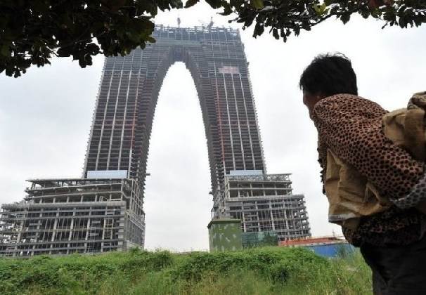 专访新疆暴力恐怖事件受害人家属: 他们不是人