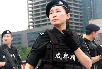 昆明PTU机动部队亮相:贝雷帽黑制服作战靴[图