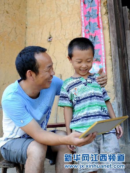 “这个小伙子很实在，我们相信他。”——记大学生“村官”邢镭
