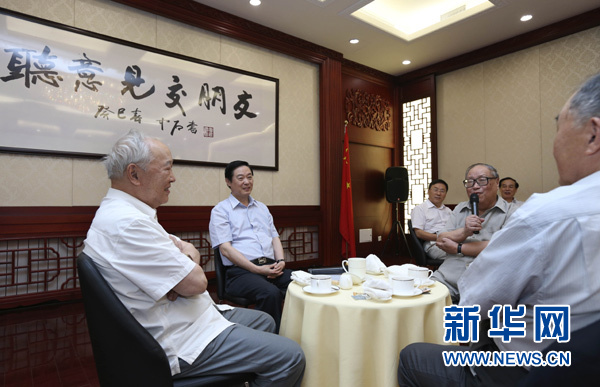 刘奇葆强调：把专家学者请进门 听取意见交朋友