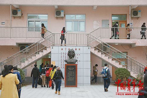 年轻公务员现状：不习惯机关作风却渐被体制固化（组图）