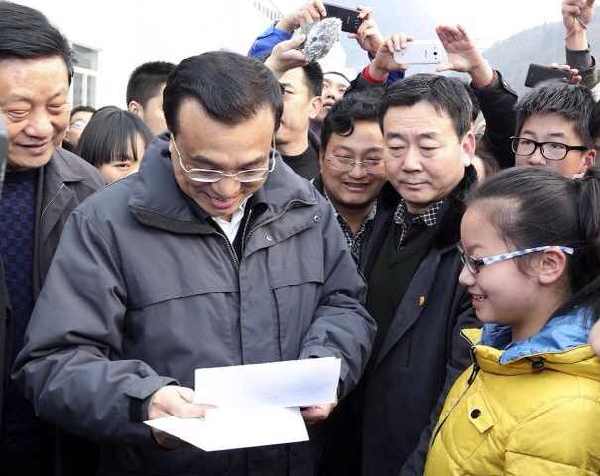 李克强陕西看望群众收到学生来信:回去给你回信