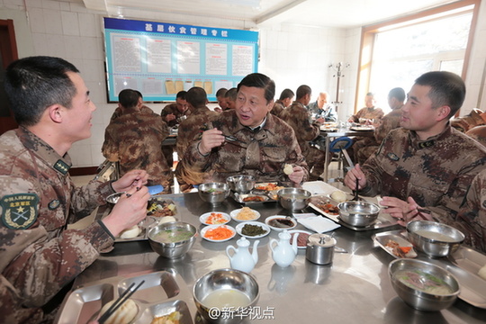 习近平与边防连官兵一起吃午饭