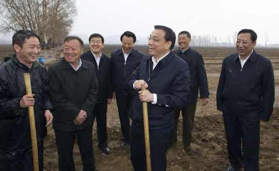 村民田头以诗对话总理