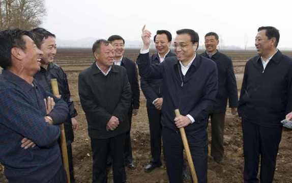 村民田头以诗对话总理