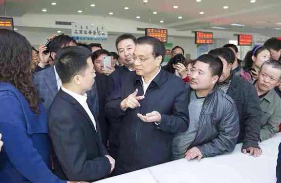李克强考察基层政务服务中心：权力清单要让百姓评议